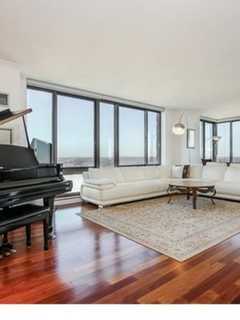 Empty-Nesters Ditch Homes For Luxury Condos, Realtors Report