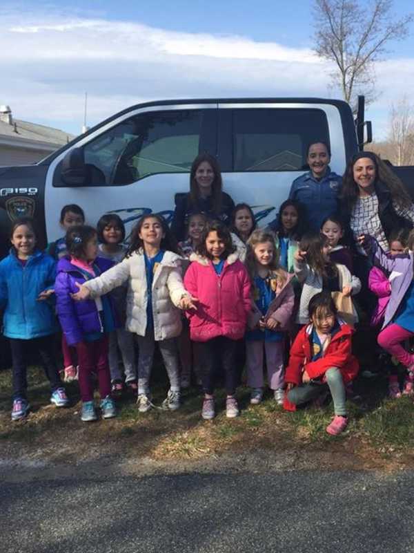 Daisy Troop Visits Upper Saddle River Police