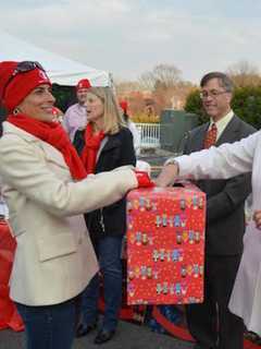 Fairfield's Holiday Shop & Stroll Concludes With Raffle 