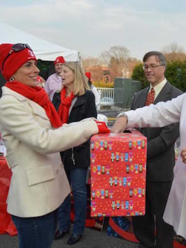 Fairfield's Holiday Shop & Stroll Concludes With Raffle 