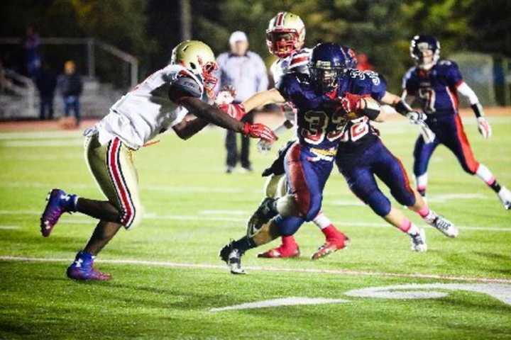New Canaan Advances In CIAC Football Playoffs
