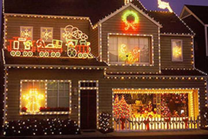 North Arlington Crowns 30 Homes For Best Holiday Decorations
