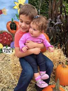 Stokes Farm in Old Tappan Sells Holiday Crafts 