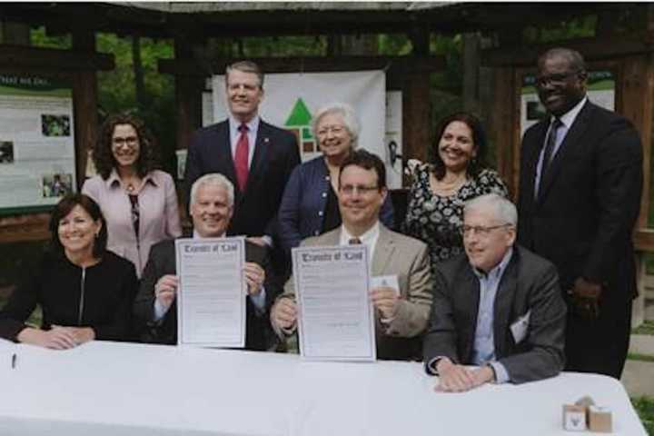 Ossining Super. Dana Levenberg, Sen. Terrence Murphy, Sandra Galef, Legislator Catherine Borgia, Dep. Exec. Ken Jenkins; Botanic Garden board chair Diane Steinberg, BBG Pres. Scot Medbury, Teatown Exec. Dir. Kevin Carter &amp; Teatown Chair Howard Permut