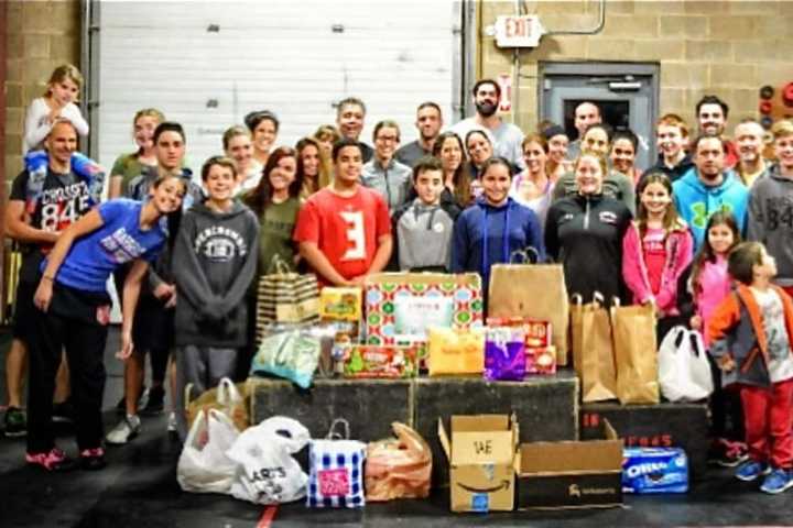 Crossfit 845 Volunteers Make Holidays Better With Cookies For Troops