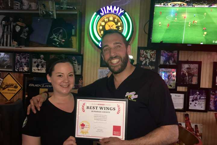 Jimmy Geez In Haledon Receives DVlicious Award For 'Best Wings'