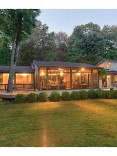 Pound Ridge Contemporary Offers Many Outdoor Amenities