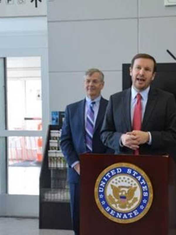 Sen. Murphy Applauds Federal Investment In Rails At Stamford Station