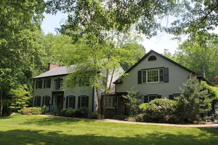 The Weston home of famous actors Lucie Arnaz and Larry Luckinbill recently went up for sale. 