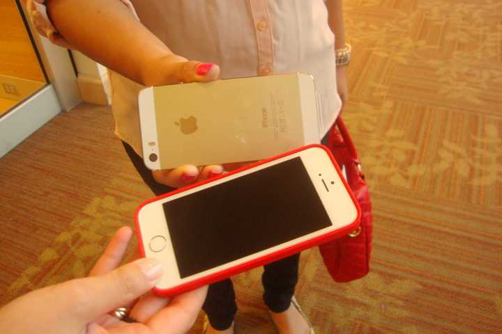 Westchester Shoppers Come Out For New iPhones