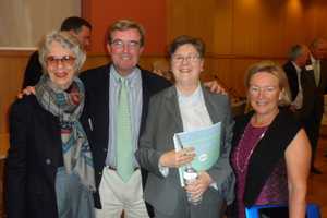 Darien Library Welcomes New Board President, Honors Retiring Director 