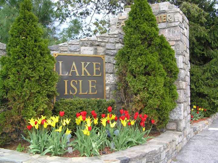 The Lake Isle Country Club will host the Junior League of Westchester&#x27;s &quot;Holiday Boutique&quot; on Wednesday, Nov. 6 and Thursday, Nov. 7. 