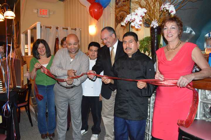 There was a ribbon cutting recently at Bistro Parisien, 434 White Plains Road, Eastchester. 