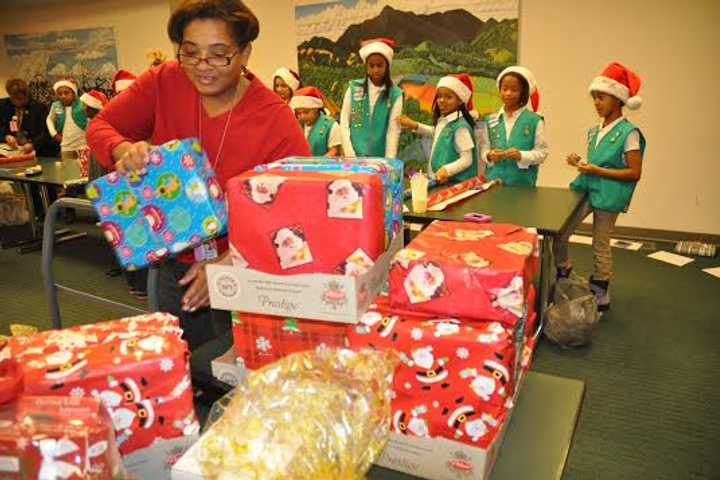 Hudson Valley Hospital In Cortlandt Wraps Gifts Collected For Children