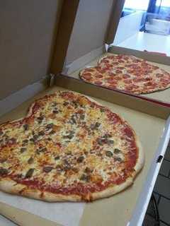 Letter: Lorenzo Colella at Joe's Pizza In New Canaan Is A Food Artist