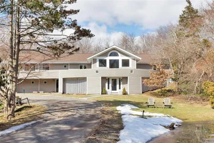 144 Salem Road, Pound Ridge