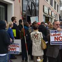 <p>People rally in Mount Kisco to support the labeling of GMO food.</p>