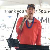 <p>Kevin Cameron addresses the runners. </p>