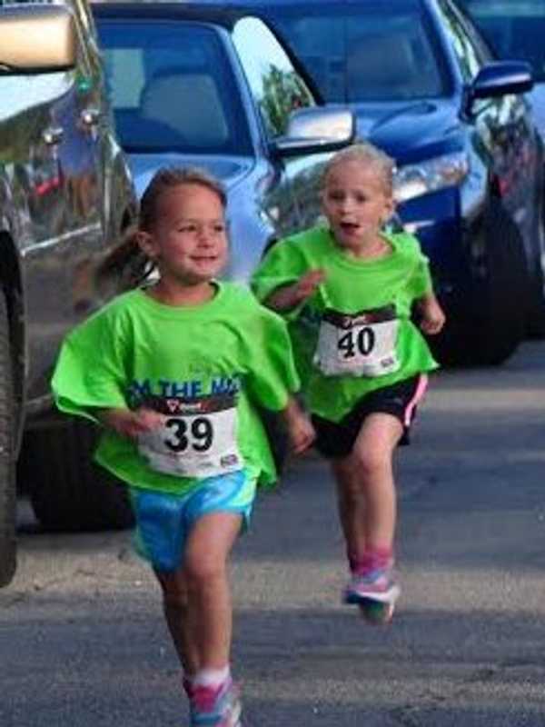 Runners Hustle On Main Street For New Canaan Mile