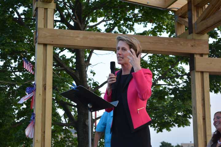 Congressional Candidates Teachout, Yandik Square Off During Debate