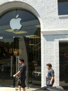 Thieves Hit Apple Store In Greenwich, Steal Four Laptops