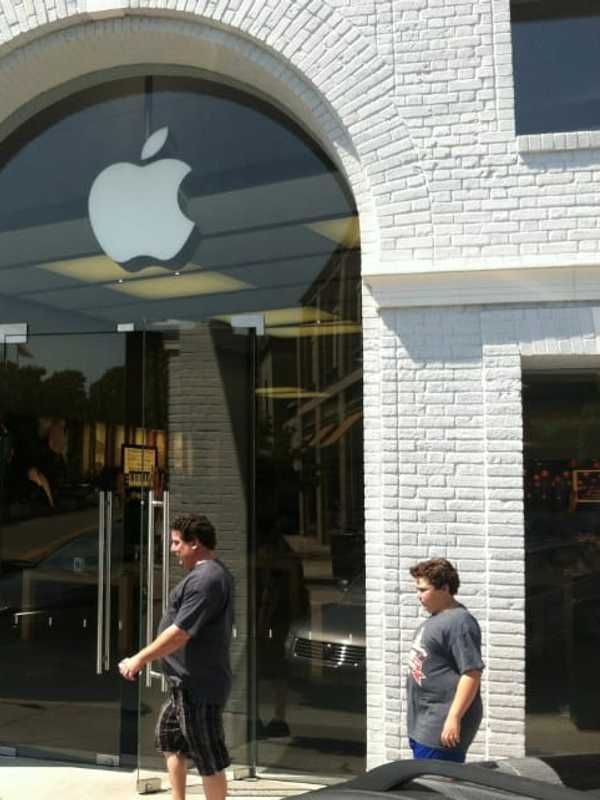 Thieves Hit Apple Store In Greenwich, Steal Four Laptops