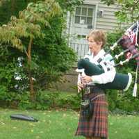 <p>Bagpiper Stephanie Moore of the New Canaan Volunteer Ambulance Corps plays &quot;Amazing Grace.&quot;</p>