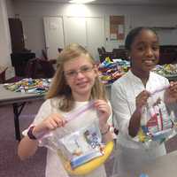 <p>Fifth-grade students bag meals. </p>