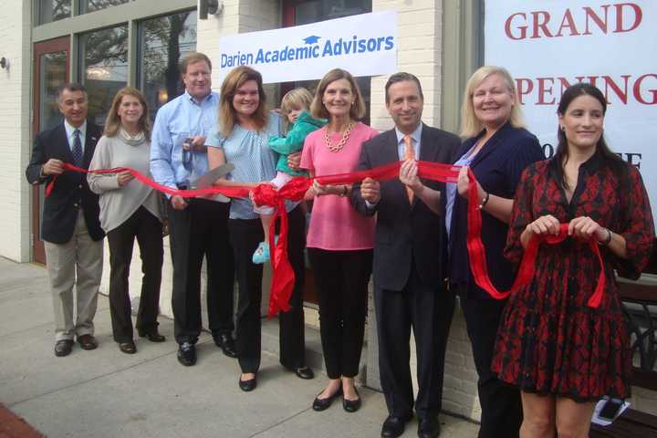 Darien Academic Advisors Seek To Match Students To Schools