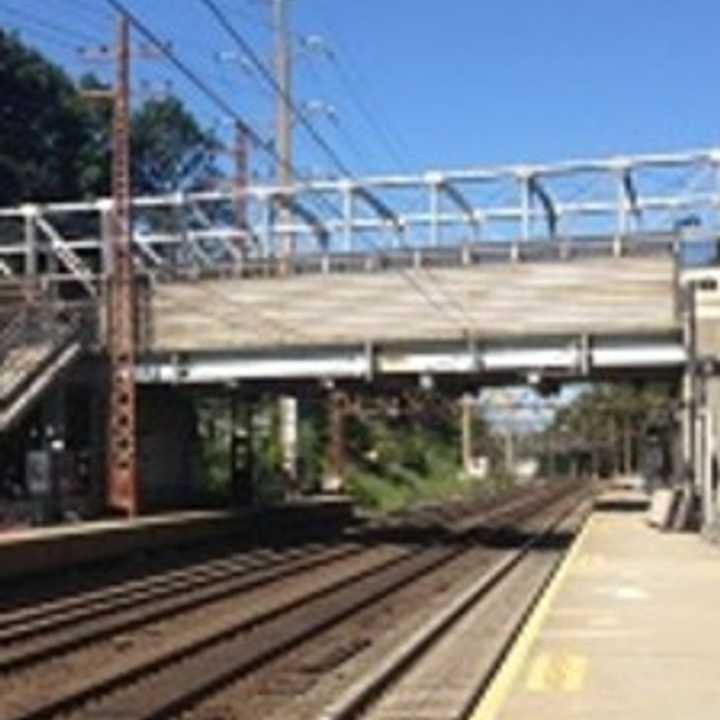 The Metro-North train lost power as it pulled into the Riverside station in Greenwich. 