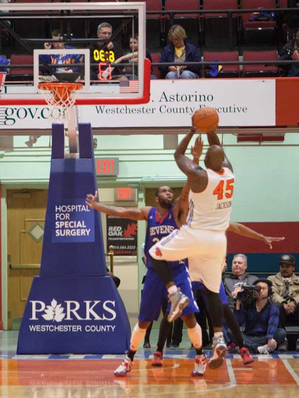 Varsity Basketball Teams Face Off Before Westchester Knicks Game