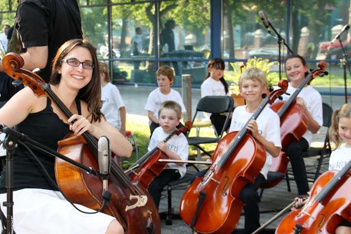 Maritime Aquarium In Norwalk Hosts Live Holiday Music