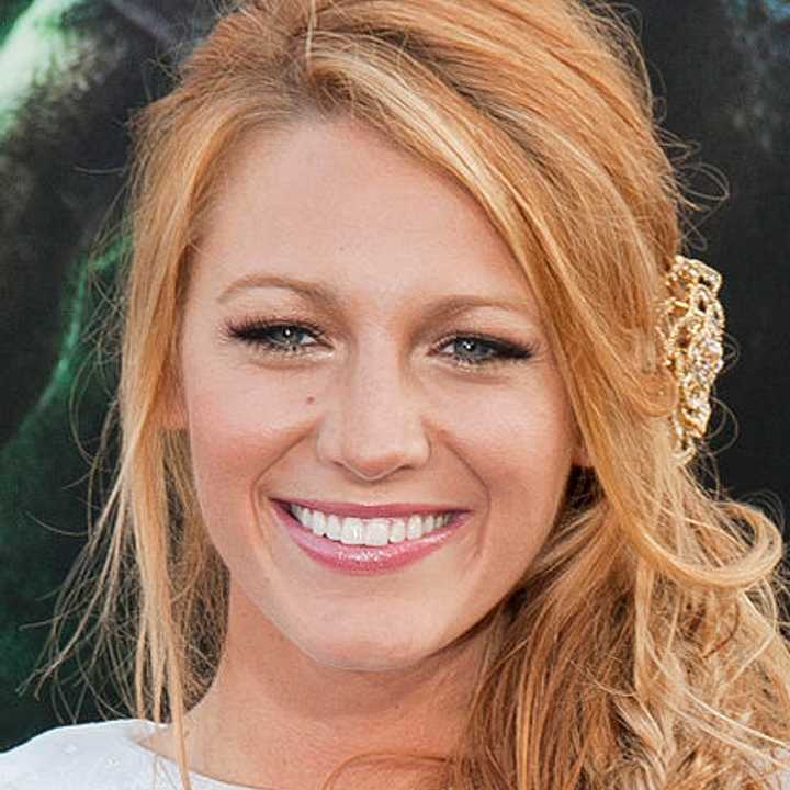 Actress Blake Lively was spotted Christmas shopping in Westport. 