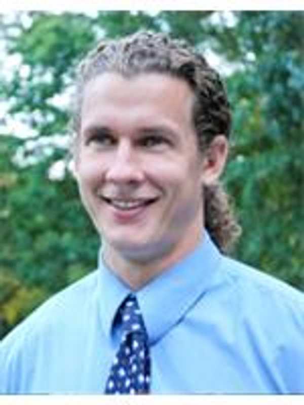 Norwalk Resident Honored As 2014 Broker Of The Year