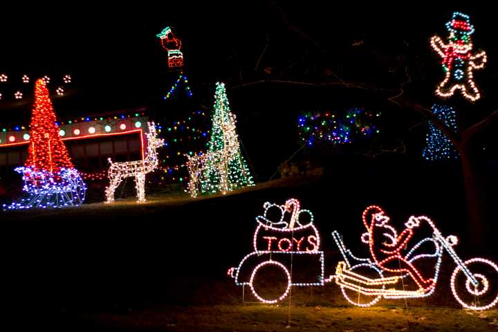 North Salem Lights Up For The Holidays