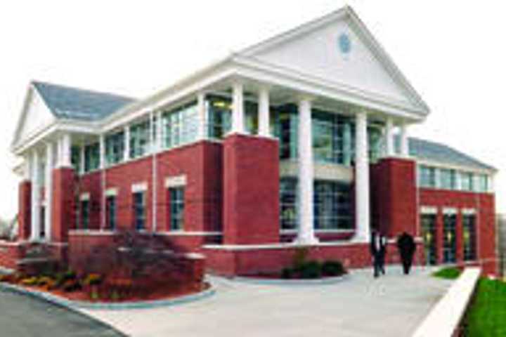 Stamford Residents Make Nichols College Dean's List
