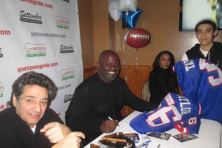 Giants Fans Line Up To Meet Lawrence Taylor In Croton