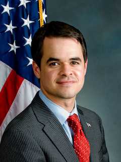 State Sen. Carlucci Distributes Holiday Bags To Students