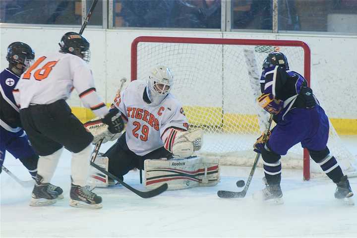 New Rochelle Hockey Team Hangs On To Beat White Plains