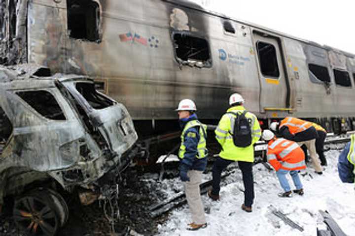 Schumer Says Metro-North Engineer In Fatal Crash Is A Hero 