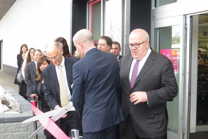 Saks Fifth Avenue OFF 5TH Opens In Greenburgh, Attracts Hundreds Of Smiles