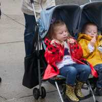 <p>Some of the younger children snack along the route.</p>