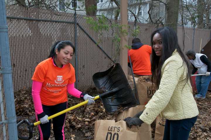 Housatonic Students Pitch In For Day of Community Service In Bridgeport