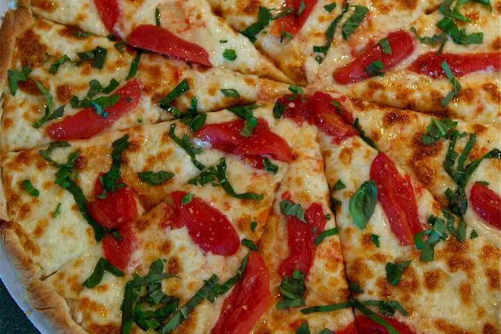 Mahopac's Four Brothers Pizza Named DVlicious Finalist