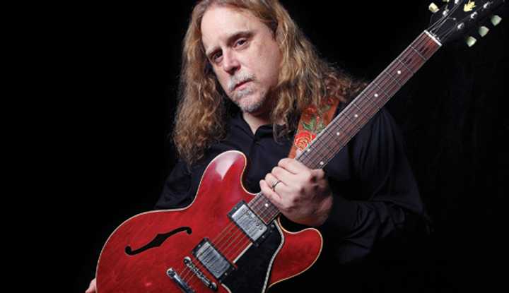 Warren Haynes will play two sets and lead the Seaside All-Stars for a jam named the Vibes 20th Anniversary Spectacular. 