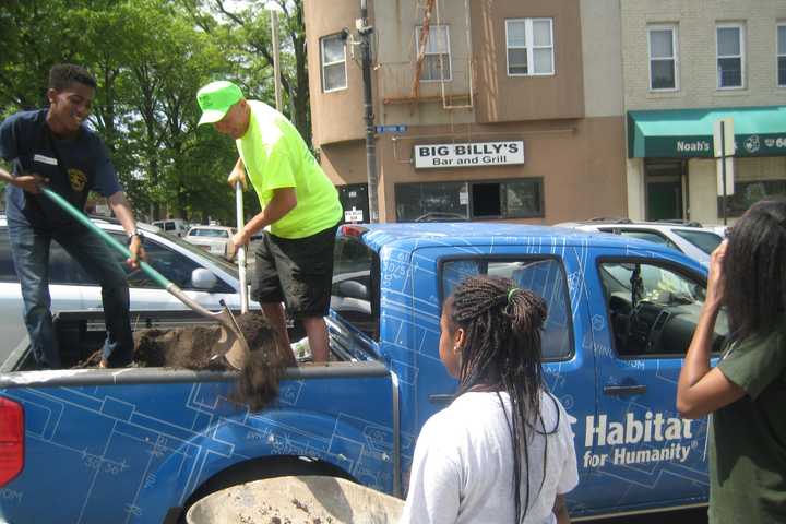Volunteers Assist In Mount Vernon Neighborhood Project