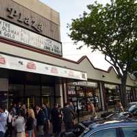 <p>The crowd outside the Greenwich Film Festival screening of Entourage.</p>