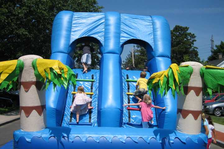Darien Sidewalk Sales Kick Off In July
