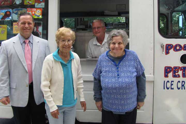 River House Seniors Celebrate Summer With Ice Cream In Greenwich