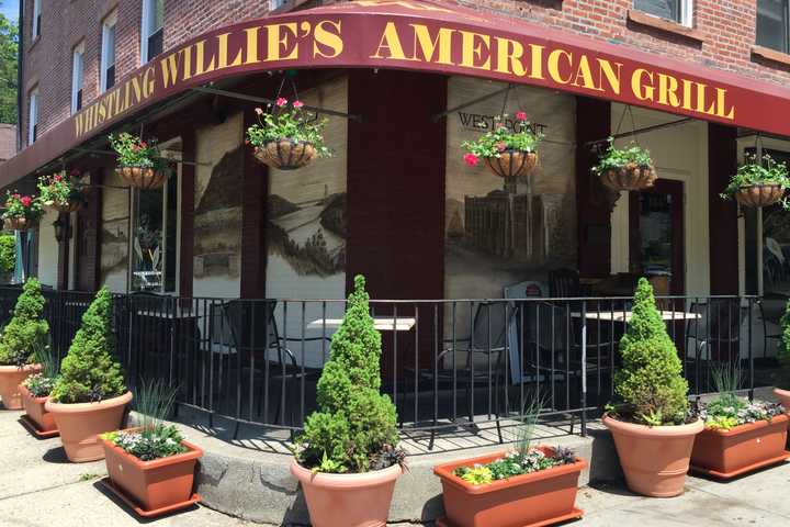 Whistling Willies In Cold Spring Is Finalist In DVlicious Burger Contest